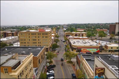 C'est la deuxième ville du Wyoming avec 60 000 habitants, située sur la North Platte river :