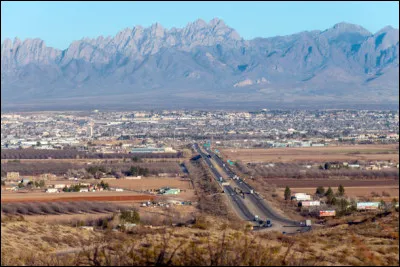 Cette ville du Nouveau-Mexique, peuplée de 110 000 habitants, est située dans la vallée du Río Grande, dans le sud-ouest de l'État, au centre dune région agricole :