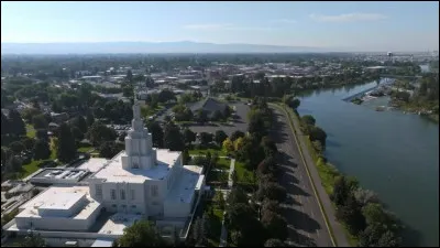 Cette ville de l'Idaho, peuplée de 65 000 habitants, est située à 1 400 m d'altitude, dans la vallée de la Snake river :