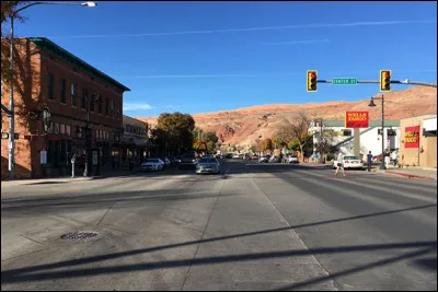 Cette petite ville de 5 000 habitants, située dans la vallée du Colorado, est située à proximité des grands parcs nationaux de l'Utah :