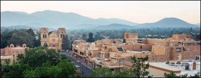 Cette ville 87 000 habitants, située à plus de 2000 m d'altitude, fondée en par les colonisateurs espagnols en 1607, est la capitale du Nouveau-Mexique :