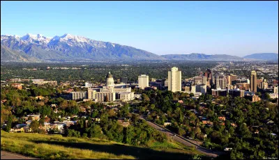 C'est la capitale du Wyoming, située en bordure nord des Rocheuses :