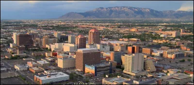 Cette ville, traversée par le Río Grande et située à l'extrême nord du désert de Chihuahua, est la plus grande ville du Nouveau-Mexique avec 560 000 habitants, et un million dans son aire urbaine :