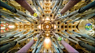 Quel est le style architectural de la Sagrada Familia ?