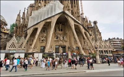 Combien y a-t-il de visiteurs chaque année dans la Sagrada Familia ?