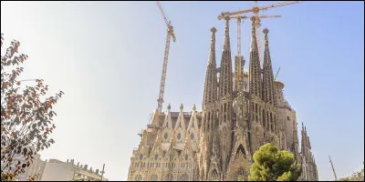 À qui est dédiée la plus haute tour de la Sagrada Familia ?