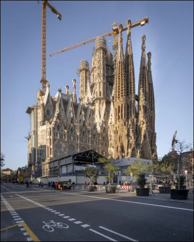 Quel type de bâtiment est la Sagrada Familia ?