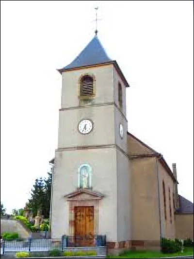 Vous avez sur cette image l'église de la Visitation, à Ippling. Village de l'aire d'attraction Sarregueminoise, il se situe dans le département ...