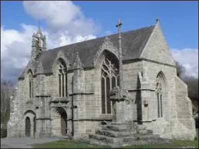 Nous sommes en Bretagne au pied de la chapelle Saint-Jacques, à Tréméven. Village de l'aire d'attraction Paimpolaise, dans le Goëlo, il se situer dans le département ...