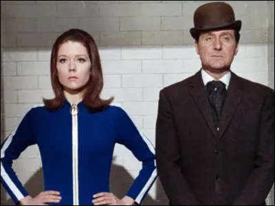 Km 152,1 : Montcabrier. Le village est construit autour d'une place rectangulaire, ceinte de b&acirc;timents formant une galerie en arcade. Une chartre municipale permet aux habitants de s'administrer par eux-m&ecirc;mes. Quel nom lui est donn&eacute; ?