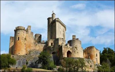 Km 162,8 : Fumel. Ce n'est pas sur la commune qu'est construit ce ch&acirc;teau-fort mais Fumel en a fait l'acquisition en 1860.On a tourn&eacute; quelques sc&egrave;nes de la s&eacute;rie "Gaston Ph&eacute;bus" dans les pi&egrave;ces et la cour de ce ch&acirc;teau qualifi&eacute; imprenable, il n'a jamais &eacute;t&eacute; pris ni attaqu&eacute;, il &eacute;tait pass&eacute; de mode au Moyen-&Acirc;ge finissant. Comment s'appelle-t-il ?