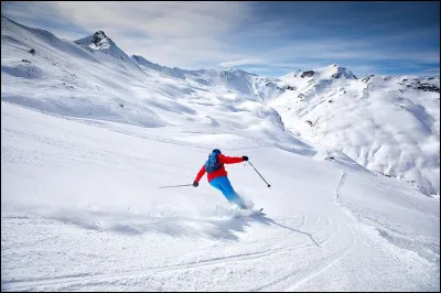 Km 181,9 : Monflanquin. D&eacute;sign&eacute;e parmi les plus beaux villages de France, la cit&eacute; est construite &agrave; la fronti&egrave;re de trois anciennes provinces de Nouvelle-Aquitaine : le P&eacute;rigord, le Quercy et la Guyenne. Quelle jeune fille, qui a pass&eacute; son enfance &agrave; Monflanquin, a &eacute;t&eacute; &eacute;lue miss France en 1989 ?.