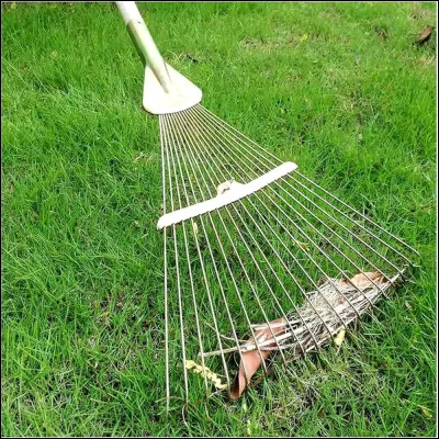 Km 20,3 : Roum&eacute;goux. L'&eacute;glise Saint-Pierre et Saint-Paul tr&ocirc;ne au milieu du village, vous ka voyez ? Alors, quel est le type de son clocher ?