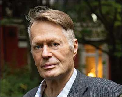 Qui est cet écrivain, auteur du roman court intitulé ''Hasard'' ?