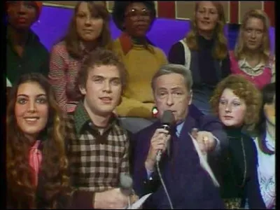 Dans quelle émission de variétés Guy Lux était-il entouré danimateurs radio comme Christian Morin ou Julien Lepers ?