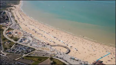 Ensuite, elle est transportée par bateau jusqu'à une ancienne colonie grecque fondée au Ve s AEC. Quels sont les noms du bateau et de cette ville ?