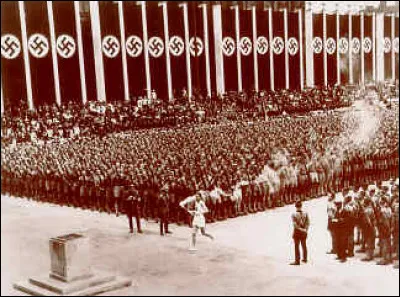 Depuis [...quelle année ?...], la flamme olympique part, relayée par de nombreux coureurs, d'Olympie jusqu'à la ville organisatrice des Jeux. Où cela s'est-il produit la 1e fois ?