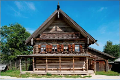 Quelle est cette construction en I, une maison russe en bois semblable à un châlet ?