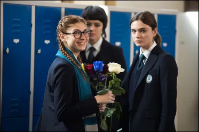 De quel instrument joue le personnage principal garçon ?