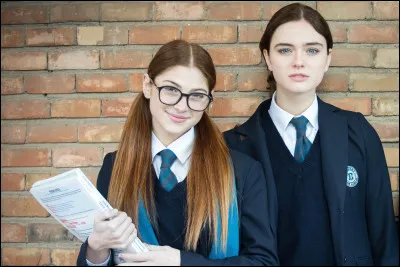 Quelle est la chanson qui est jouée lorsque les personnages principaux rentrent dans leur nouveau lycée ?