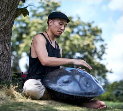Inventé dans les années 2000, je suis un instrument en métal aux résonnances mélodieuses. Je suis...