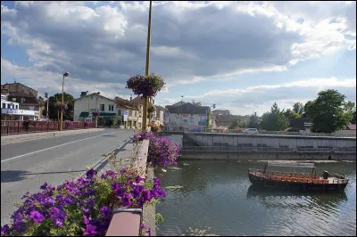 Quelle est cette petite ville de 2 700 habitants, située dans la vallée de l'Isle ?