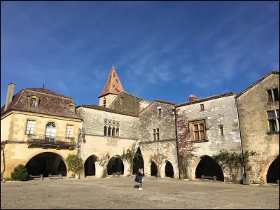 Quel est ce village du "Périgord pourpre", ancienne bastide édifiée à la fin du XIIIe siècle ?