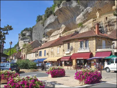 Quel est ce village de la vallée de la Vézère, haut-lieu de la préhistoire, avec ses abris sous roche, notamment celui de Cro-Magnon ?