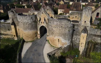 Quel est ce village du sud-est du département, ancienne bastide, dominant la Dordogne au méandre du "cingle de Montfort" ?