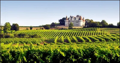 Quel est ce village, situé dans dans le "Périgord pourpre" près de Bergerac, connu pour son vignoble qui produit un vin blanc liquoreux ?