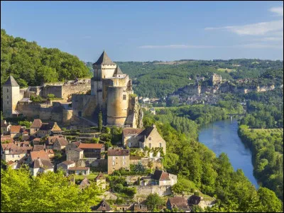 Quel est ce château, dominant la vallée de la Dordogne à la confluence avec celle du Céou, face à la forteresse de Beynac sur l'autre rive ?