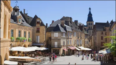 Quelle est cette ville, située dans l'est du département, troisième centre urbain avec 8 800 habitants ?