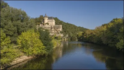 Quelle est cette rivière, longue de 211 km, qui prend sa source sur le plateau de Millevaches, à 887 mètres d'altitude, traverse l'est du département et se jette dans la Dordogne ?