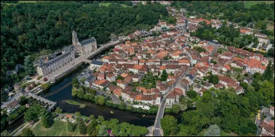 Quelle est cette petite ville de 3 700 habitants, située dans la vallée de la Dronne dans le "Périgord vert" ?