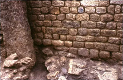 Km 116,0 : Madiran. Je ne vous parlerai pas du vin, pourtant excellent mais de l'&eacute;glise. Construite, agrandie et embellie par des moines, elle fut d&eacute;truite et br&ucirc;l&eacute;e sur ordre de Jeanne d'Albret. Elle fut reconstruite mais comment ?