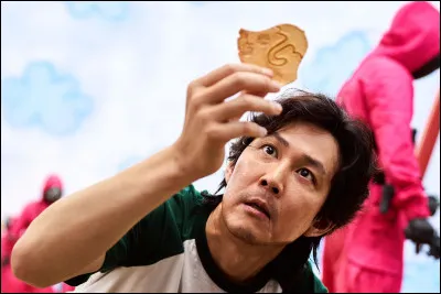 Avec quoi doit-on découper le contour du biscuit ?