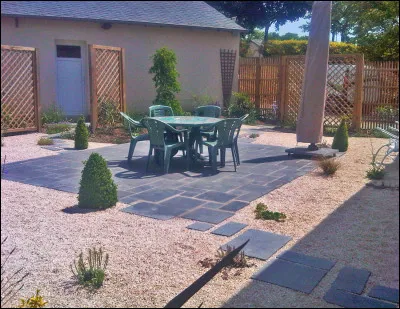 La femme à la "............", "..............." sur cour