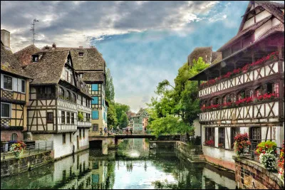 Dans quelle ville du département du Bas-Rhin, le quartier de ''la Petite France'' est-il situé ?