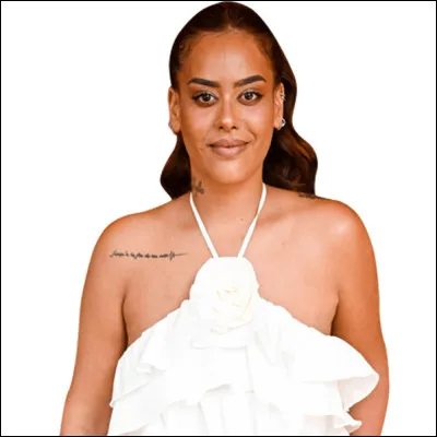 Elle a chanté la chanson ''Tu l'aimes encore'' avec Dadju. Qui est-ce ?