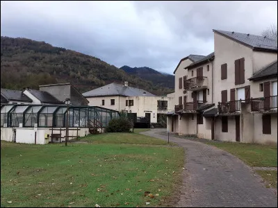 Km 37,6 : Lourdes. On vous a parlé de Bernadette Soubirous mais connaissez-vous les grottes de Lourdes ? Dans quelle(s) grotte(s) a-t-elle vu la dame blanche ?