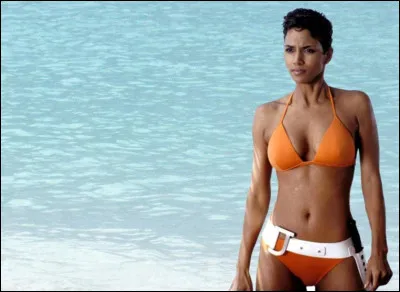 Halle Berry en bikini orange sortant des flots....