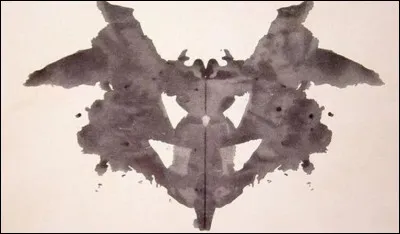 Quel est le nom du test qui consiste en une série de planches graphiques présentant des taches symétriques non figuratives qui sont proposées à la libre interprétation de la personne évaluée ?