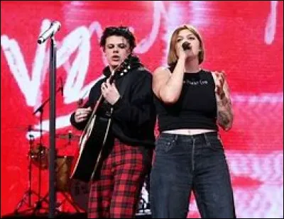 Avec qui chante-t-il dans sa chanson "Tissues" ? 
(1 réponse attendue)