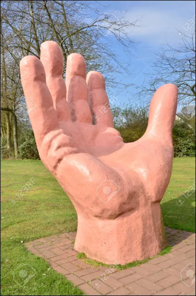 De jolies femmes dans sa "main"...