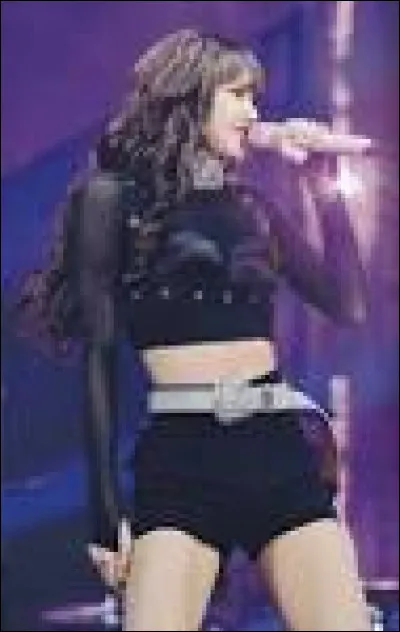 Quelles sont ses deux chansons en solo ?