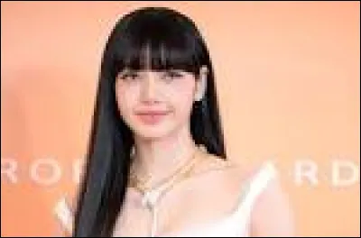 Daprès une rumeur (fausse) avec qui est-elle en couple ?