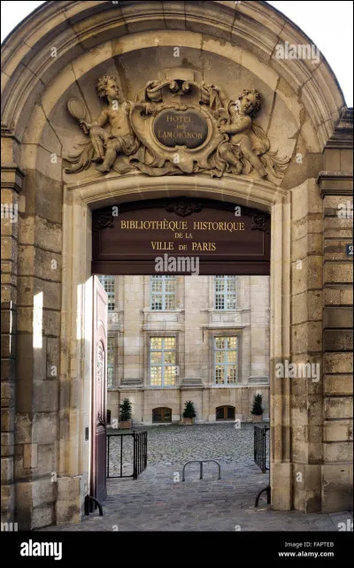 La [bibliotèque] municipale organise des ateliers pour les enfants chaque semaine.