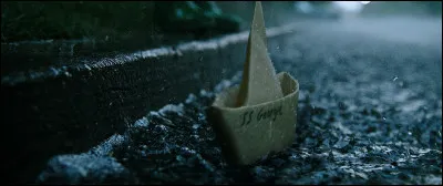 La petite victime de "ça" en ciré jaune, poursuivant son petit bateau de papier...