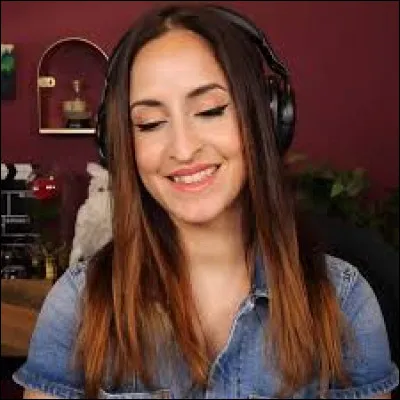 Qui est cette youtubeuse ?