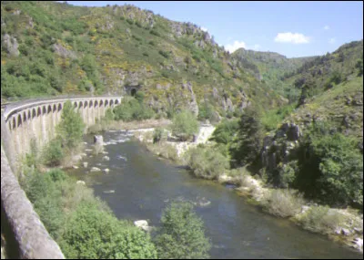 Quelle est cette rivière qui coule vers le nord dans le nord est-du département ?